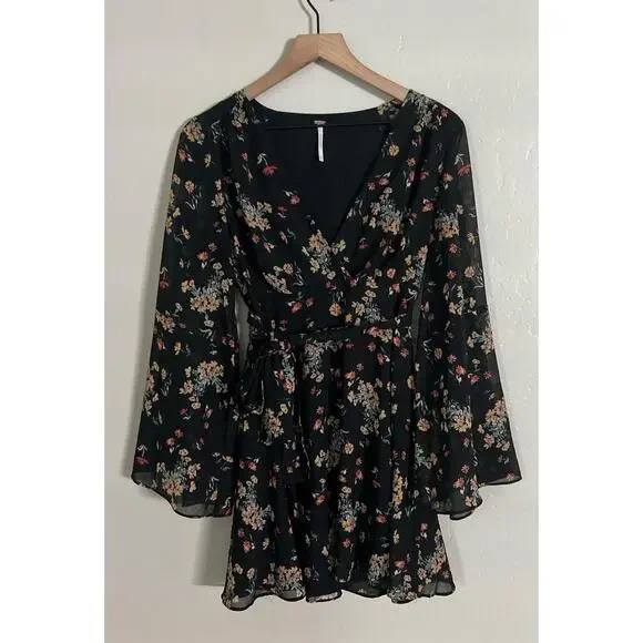 Free People‎ Retro Black Lilou Printed Mini Dress Floral Bell Sleeves Boho - Picture 3 of 7